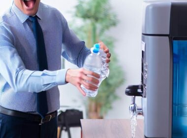 Dlaczego dystrybutor wody do biura jest niezbędny